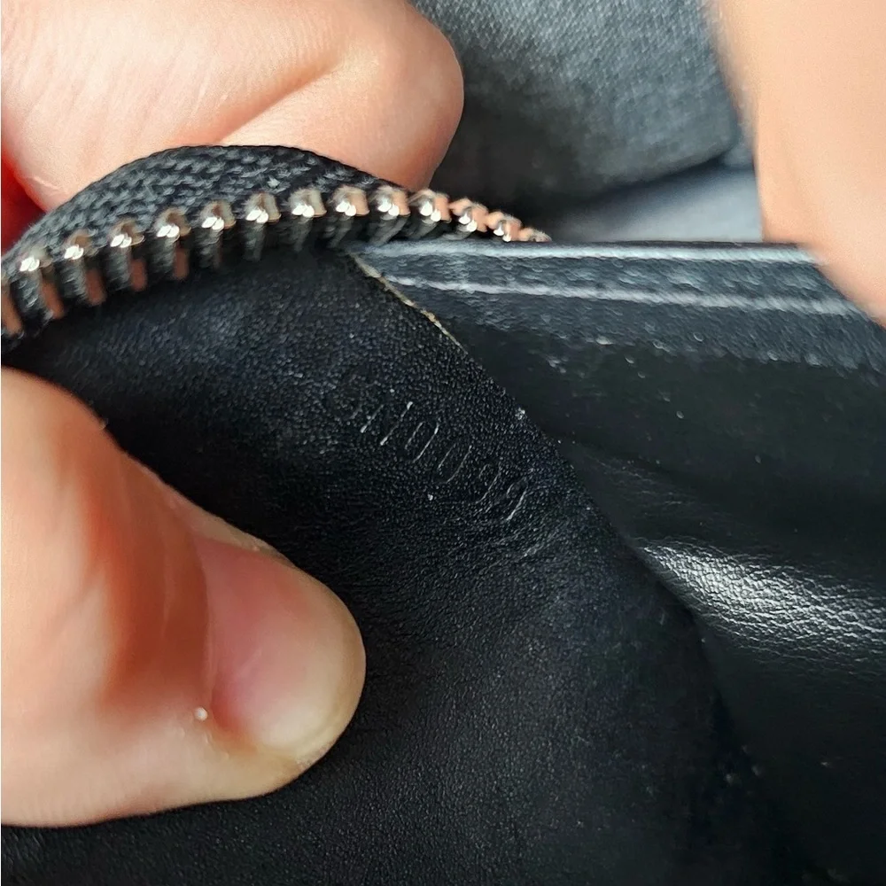 Louis Vuitton Leather Zippy Wallet with Subtle Embossed LV Monogram Logo - Picture 11 of 11